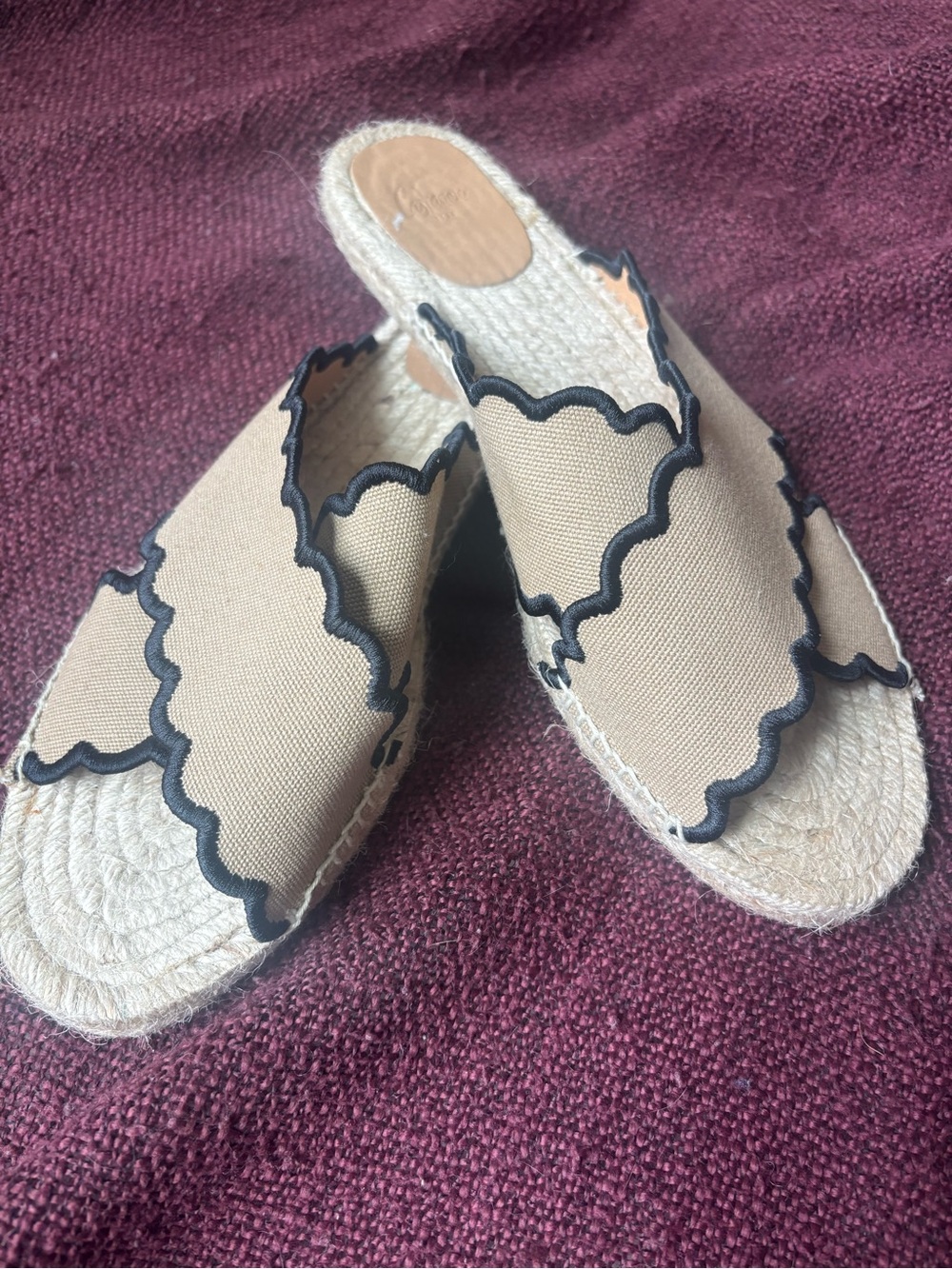 Castaner Women's Piula Sandal Beige Espadrille Slide with Black Scallop Trim
